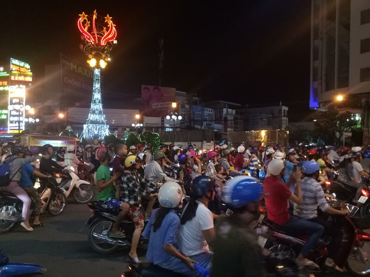 Cả nước xuống đường mừng tuyển Việt Nam vào chung kết AFF Cup ảnh 45