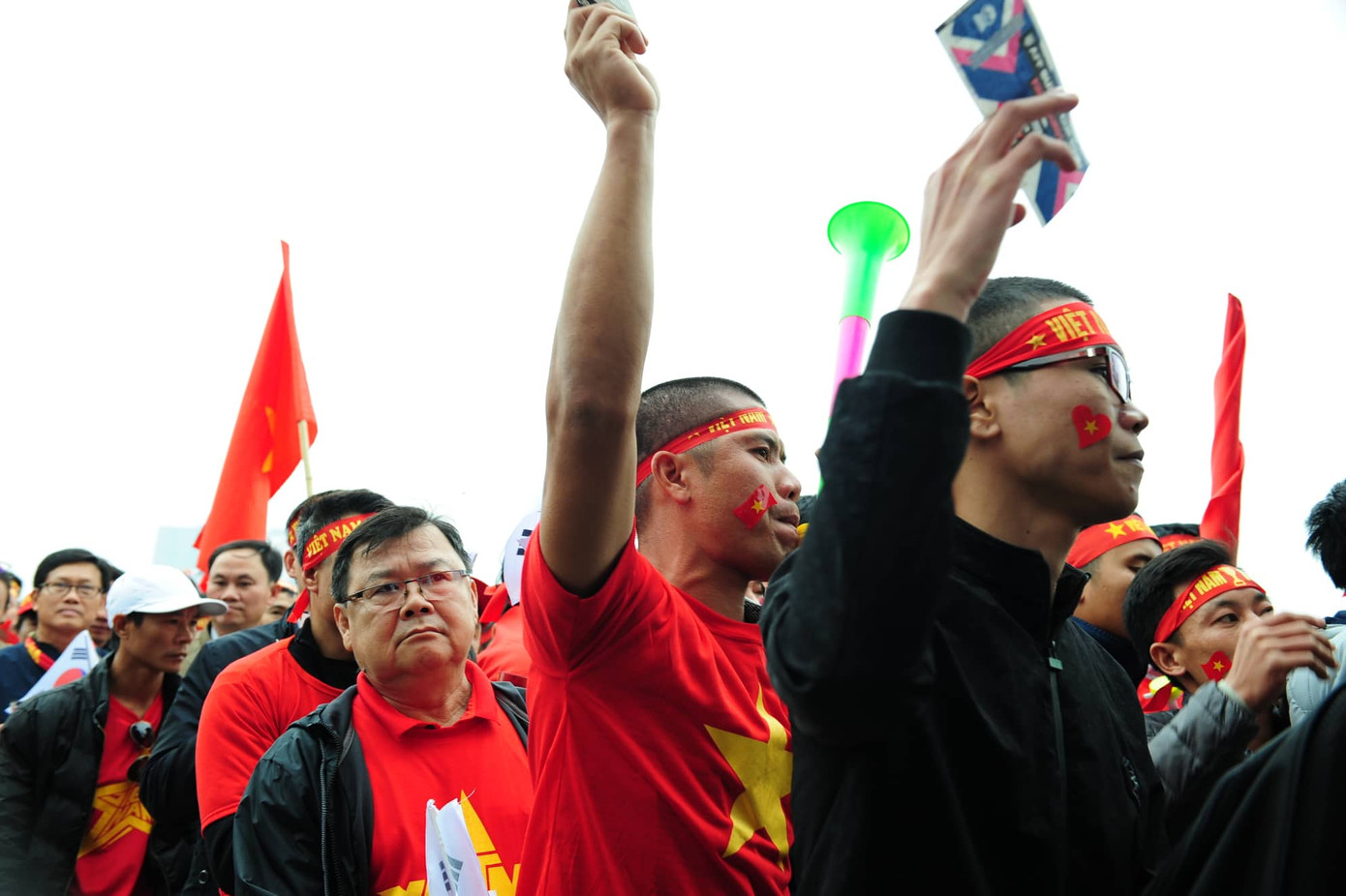 Cổ động viên vỡ òa sau bàn mở tỷ số của Anh Đức ảnh 48