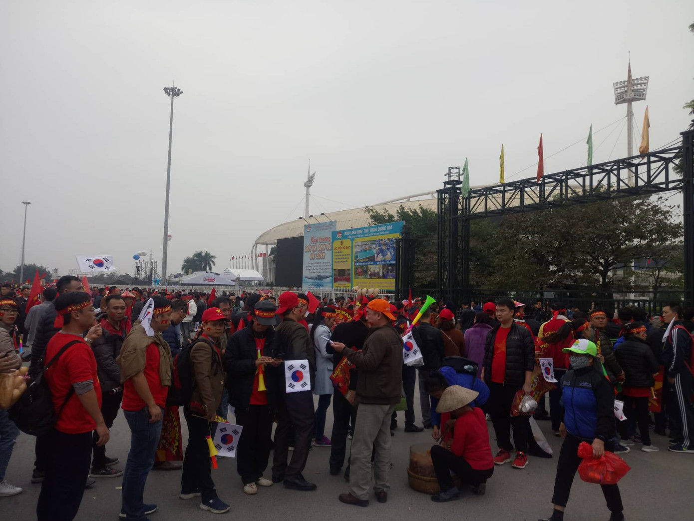 Cổ động viên vỡ òa sau bàn mở tỷ số của Anh Đức ảnh 50