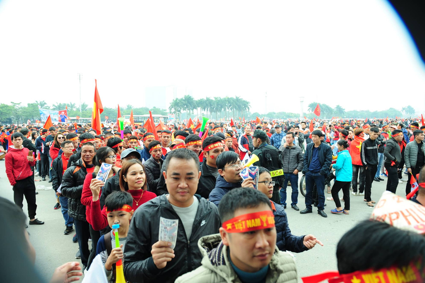 Cổ động viên vỡ òa sau bàn mở tỷ số của Anh Đức ảnh 49