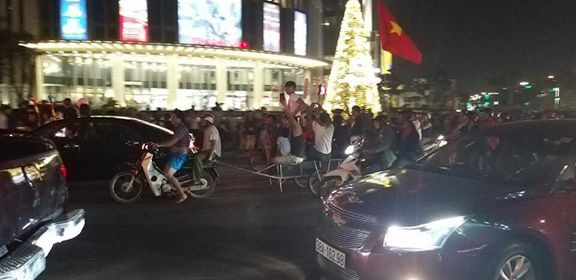 Cả nước xuống đường mừng tuyển Việt Nam vào chung kết AFF Cup ảnh 12