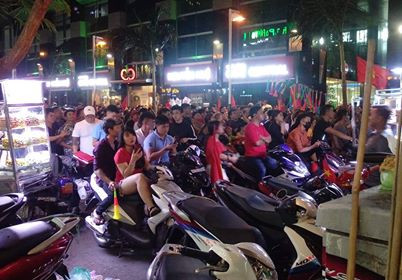 Những cung bậc cảm xúc của CĐV ở chung kết lượt đi AFF Cup ảnh 3