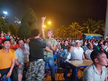 Cả nước xuống đường mừng tuyển Việt Nam vào chung kết AFF Cup ảnh 51