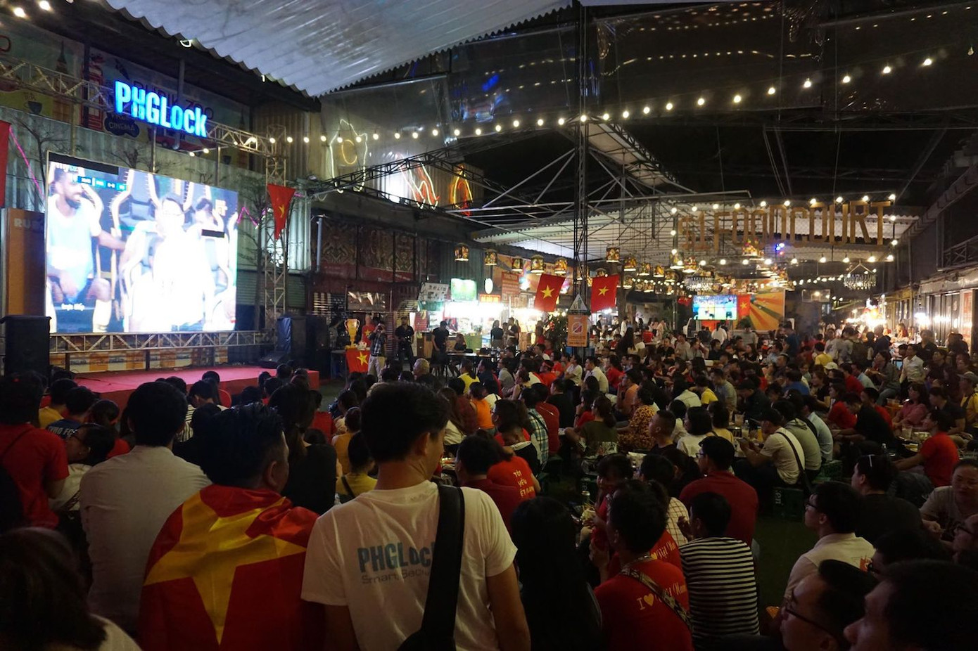 Những cung bậc cảm xúc của CĐV ở chung kết lượt đi AFF Cup ảnh 7