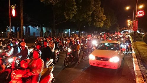 Hoà Malaysia, cổ động viên Việt vẫn ra đường ăn mừng như... vô địch ảnh 12