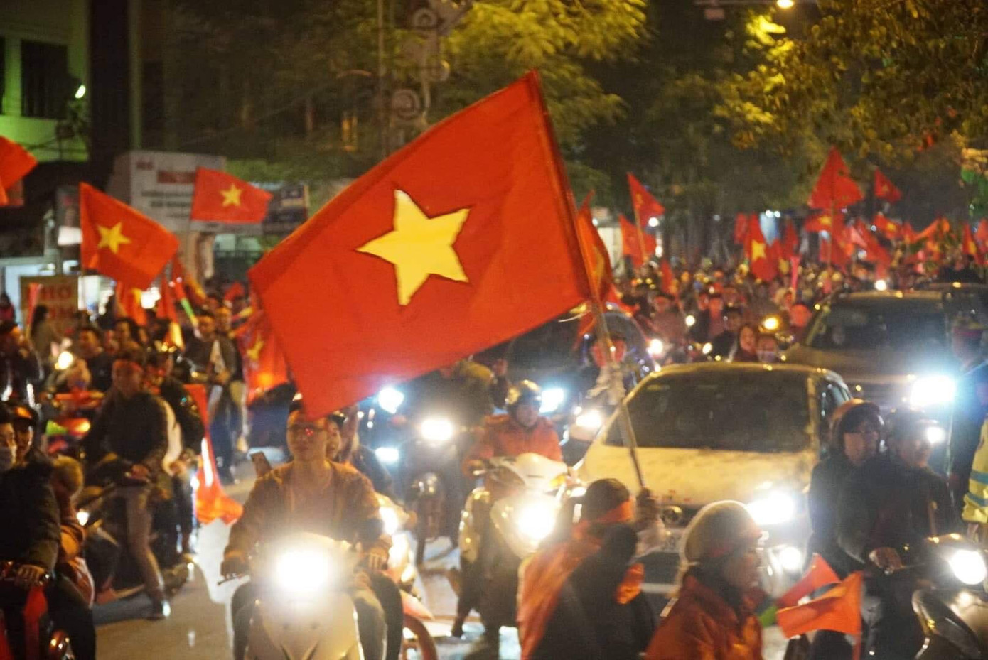 Đêm cuồng nhiệt với chức vô địch AFF Cup 2018 của tuyển Việt Nam ảnh 19