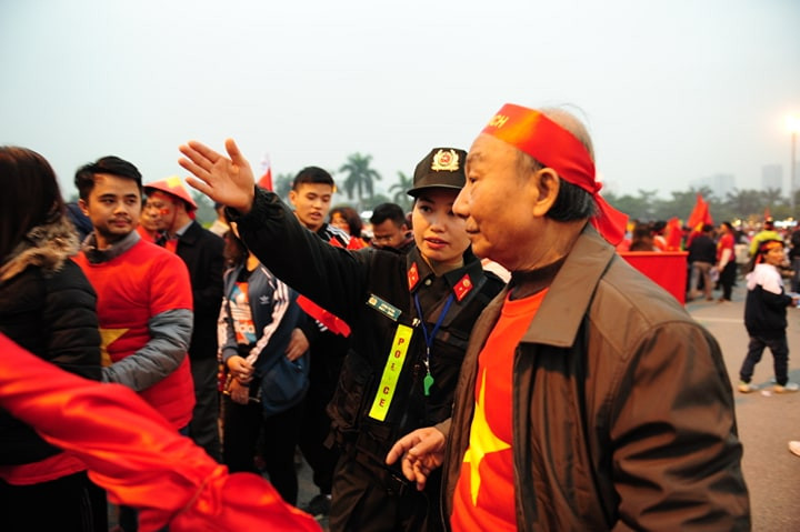 Cổ động viên vỡ òa sau bàn mở tỷ số của Anh Đức ảnh 21