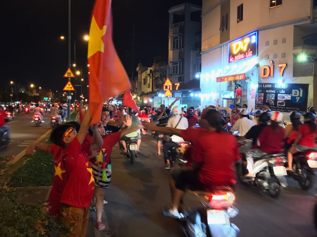 Đêm cuồng nhiệt với chức vô địch AFF Cup 2018 của tuyển Việt Nam ảnh 23