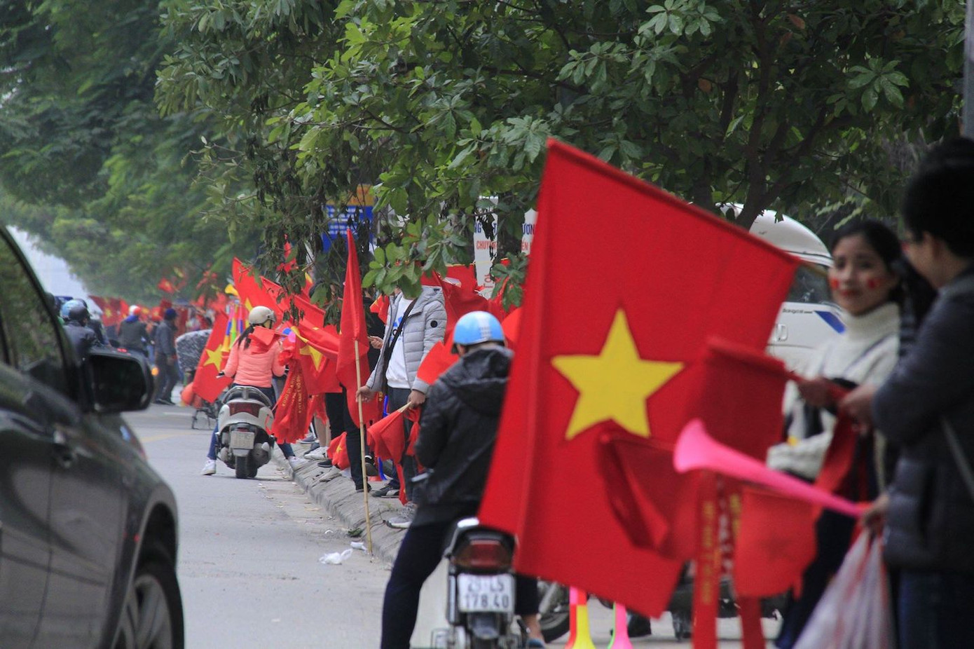 Cổ động viên vỡ òa sau bàn mở tỷ số của Anh Đức ảnh 55