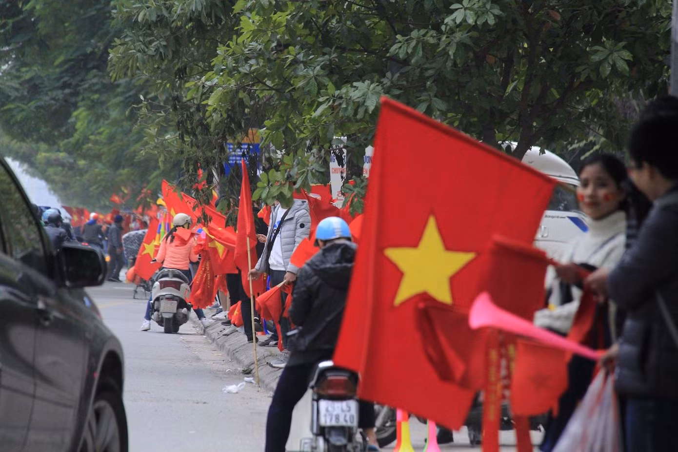Cổ động viên vỡ òa sau bàn mở tỷ số của Anh Đức ảnh 55