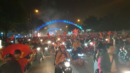 Đêm cuồng nhiệt với chức vô địch AFF Cup 2018 của tuyển Việt Nam ảnh 33