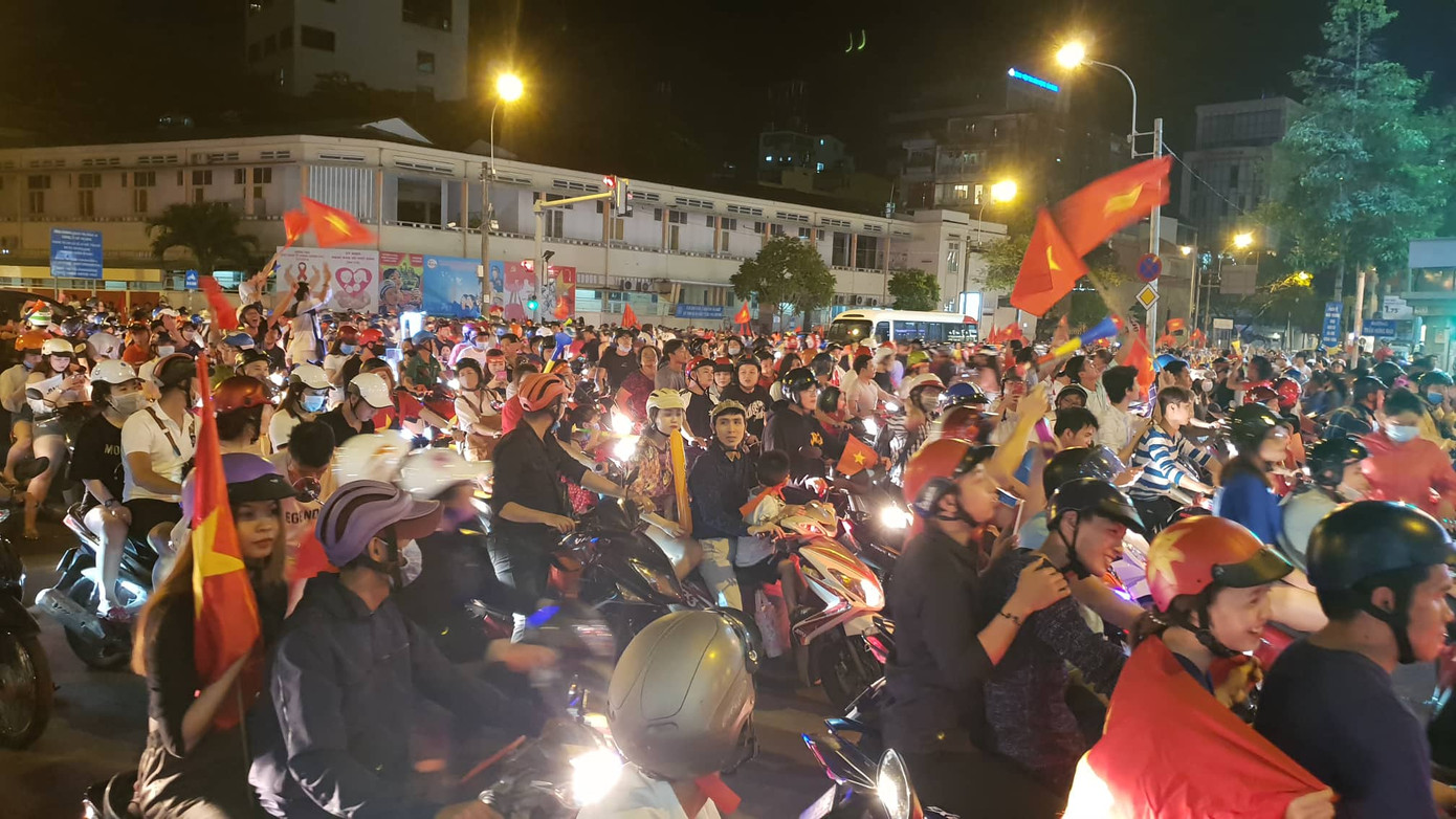 Cả nước xuống đường mừng tuyển Việt Nam vào chung kết AFF Cup ảnh 32