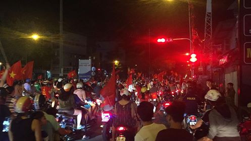 Cả nước xuống đường mừng tuyển Việt Nam vào chung kết AFF Cup ảnh 10