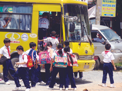 Phụ huynh phải chi thêm tiền cho dịch vụ đón con đi học Ảnh: Đức Minh. Phụ huynh phải chi thêm tiền cho dịch vụ đón con đi học Ảnh: Đức Minh