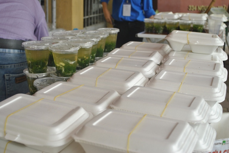 Những suất cơm chay 5000 đồng chuẩn bị bán cho sinh viên 