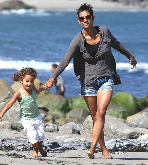 Jessica Alba đẹp rạng ngời bên con Bé Harlow Madden, con gái đầu lòng của cặp ‘sao’ Joe Madden – Nicole richie. Cô bé càng lớn càng đáng yêu và xinh đẹp và ‘style’ chẳng khác gì mẹ. Bức ảnh trên được ghi lại khi hai mẹ con dạo bước ở Beverly Hills. Berry và con gái đang chơi đùa ở một bãi biển tại California Bà Becks bên công chúa nhỏ của mình Pink và con gái. Cậu nhóc Mason của ngôi sao truyền hình thực tế Kourtney Kardashian luôn ăn mặc thời trang và sành điệu. Vào ngày sinh nhật 2 tuổi, hai mẹ con tổ chức tiệc ngộ nghĩnh theo phong cách cao bồi. Skyler là con trai đầu lòng của Rachel Zoe Con gái cả Leni, 8 tuổi, thừa hưởng nhiều nét đẹp của siêu mẫu Heidi Klum. Cô bé giống như bản sao nhỏ bé của mẹ. Con gái của nữ diễn viên Gwyneth Paltrow thừa hưởng vẻ đẹp mơ màng của mẹ. Cô bé rất giống ngôi sao "Shakespeare đang yêu" thời trẻ. Suri xinh xắn của nhà Katie và Tom