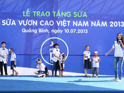 Các em cùng chơi những trò chơi vui nhộn cùng với Đại sứ của chương trình Hoa hậu Hương Giang