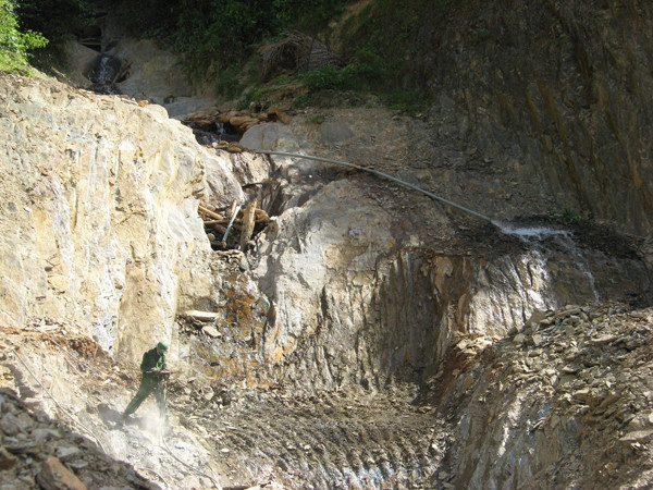 Khoan đá nổ mìn mở đường