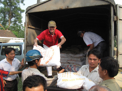 Ông Guy Lacombe, một doanh nhân người Pháp ủng hộ 1,5 tấn gạo, 500kg đường 