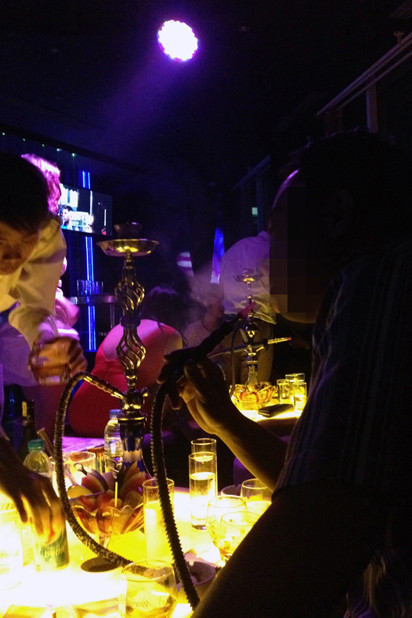 Shisha - một loại thuốc kích thích nhẹ - được dùng công khai trong bar ML đêm 4-10