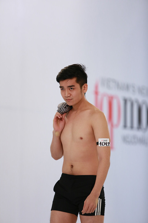 Một thí sinh nam tự tin trong phần thi áo tắm