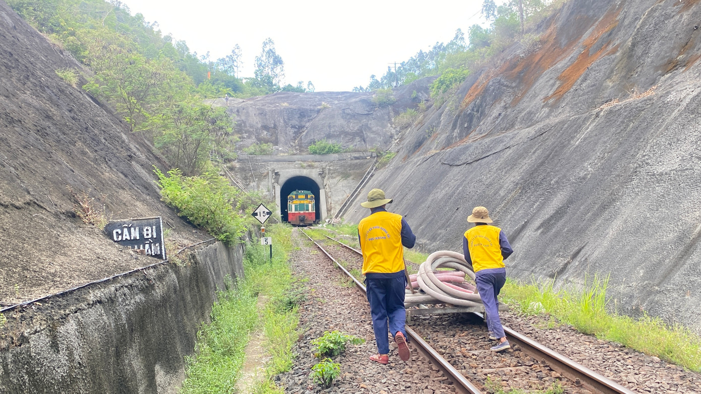 Công nhân vận chuyển thiết bị sửa chữa đi vào hầm đường sắt Chí Thạnh. Công nhân vận chuyển thiết bị sửa chữa đi vào hầm đường sắt Chí Thạnh.