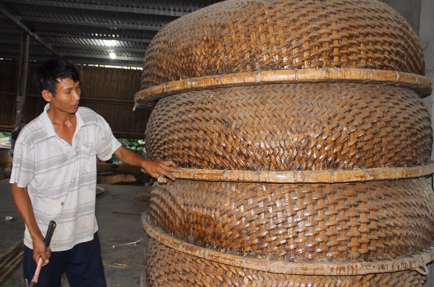 Khi được hoàn thiện, chiếc thúng chai sẽ được ngư dân Phú Yên sử dụng mỗi khi cần ra khơi, khi đi câu mực ban đêm, hay khi tham dự lễ hội cầu ngư của tỉnh hàng năm. Một chiếc thúng chai thành phẩm, đạt chất lượng để xuất ra thị trường từ lúc đan mên đến khi hoàn tất phải mất thời gian khoảng 8 - 10 ngày. Nhờ nguồn nguyên liệu có sẵn, nên giá sản phẩm thúng chai Phú Mỹ thường thấp hơn các địa phương khác, mỗi chiếc dao động từ 1,5 - 3 triệu đồng tùy theo kích cỡ và số nan.
