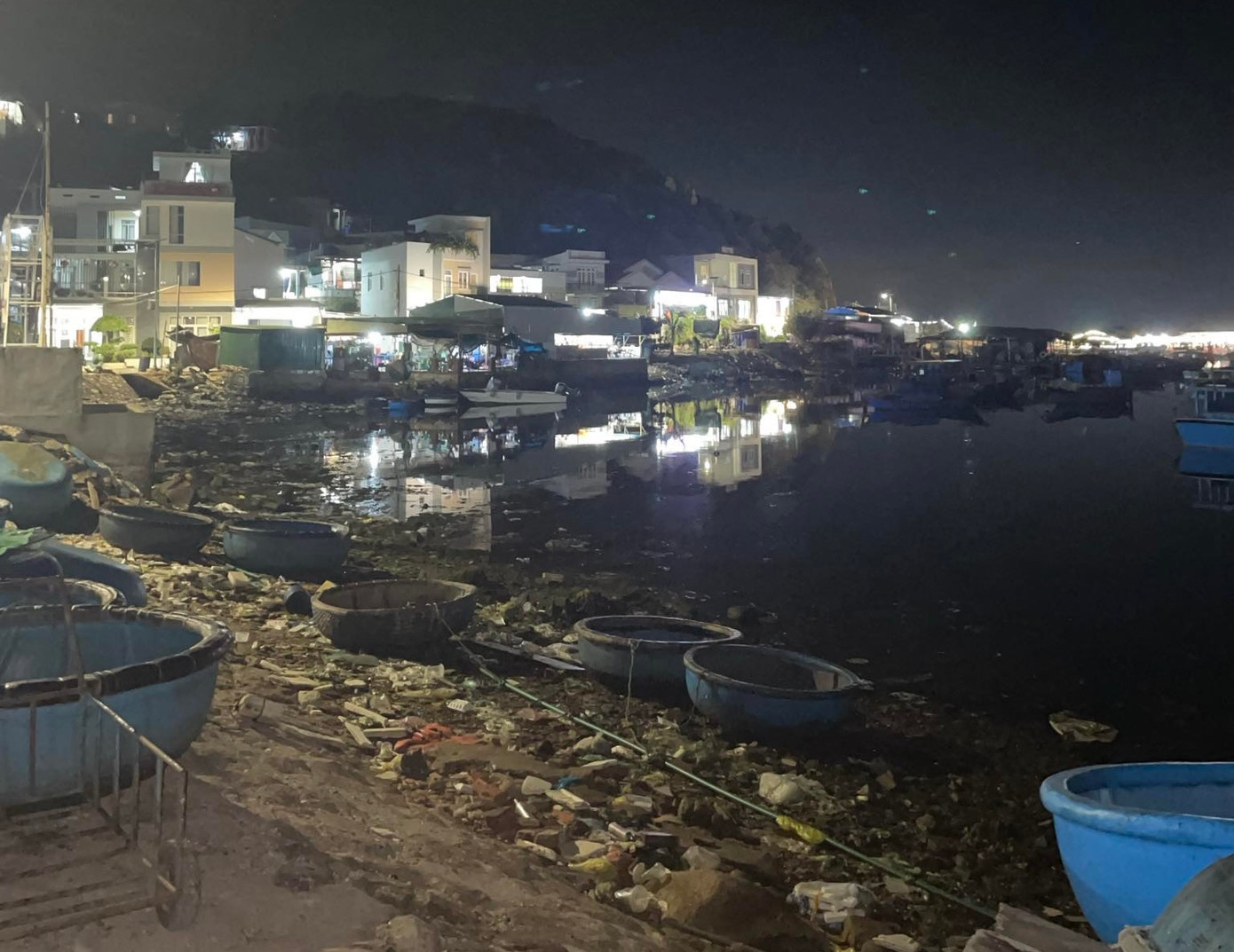 Rác thải tại khu vực cầu cảng của đảo Bình Ba cũng đã được dọn dẹp.