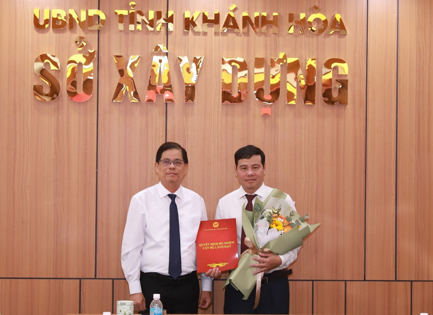 Chủ tịch UBND tỉnh Khánh Hòa Nguyễn Tấn Tuân (ảnh trái) trao quyết định cho ông Trần Văn Châu. Ảnh: M.H. Chủ tịch UBND tỉnh Khánh Hòa Nguyễn Tấn Tuân (ảnh trái) trao quyết định cho ông Trần Văn Châu. Ảnh: M.H.