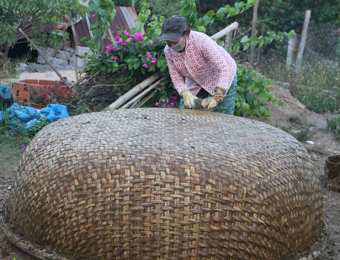 Làng Phú Mỹ đã sản xuất ra một loại thuyền phục vụ đi biển gọi là “thúng chai”. Qua nhiều thế kỷ, phần lớn các cư dân trẻ của làng Phú Mỹ đã rời đi nơi khác để tìm kiếm công việc, nhưng ngôi làng vẫn gìn giữ được nghề làm thuyền thủ công nhờ tâm huyết của các nghệ nhân tận tụy. Trong ảnh, người dân trét dầu rái chống thấm cho thúng chai.