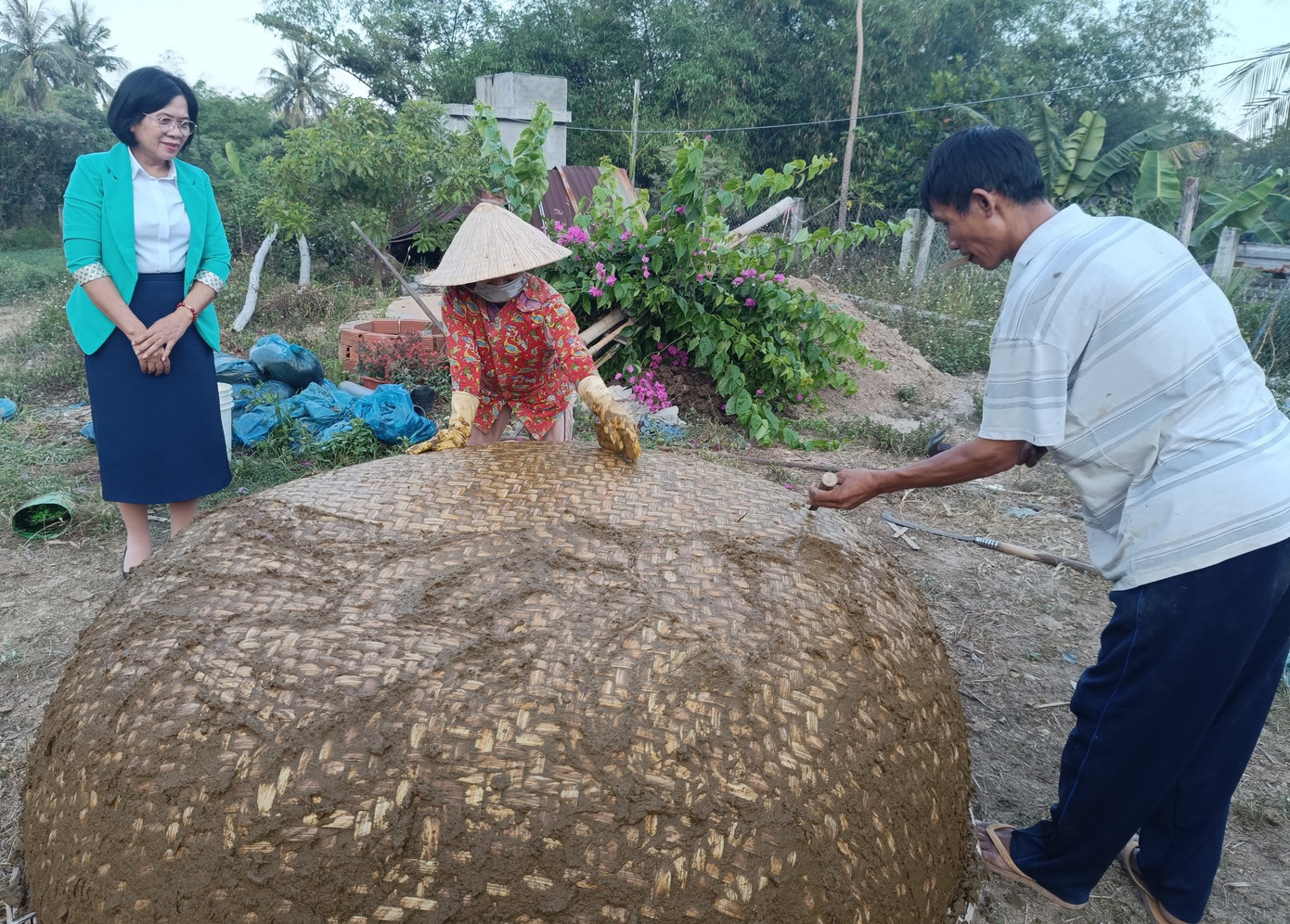 “Lãnh đạo xã khuyến khích các hộ gia đình tiếp tục giữ gìn và phát triển làng nghề đan thúng chai truyền thống. Đồng thời, xã có nhiều chính sách đẩy mạnh việc quảng bá sản phẩm đến gần người tiêu dùng và du khách thập phương nhằm tăng sức tiêu thụ, từ đó mang lại nguồn thu nhập tương xứng cho người dân sản xuất thúng chai”, bà Phan Thị Hồng Tuyết (ảnh trái) nói.