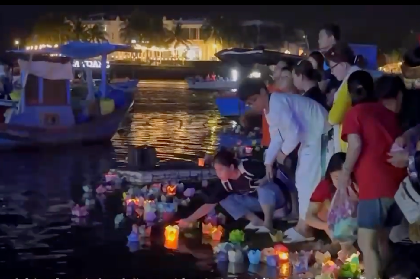 Du khách thả hoa đăng tại Lễ hội Tháp Bà Ponagar.