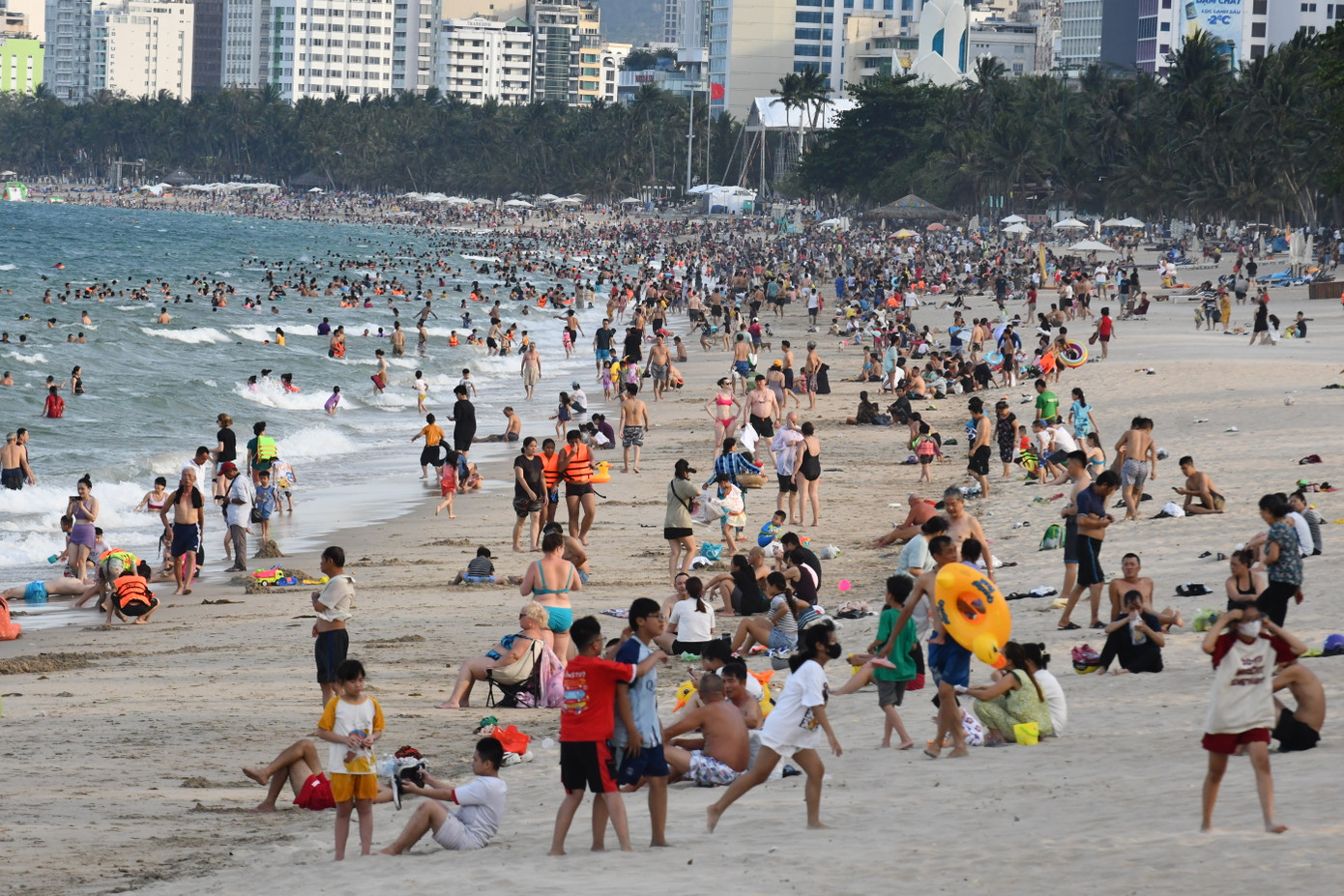 Đông đảo du khách đổ ra tắm biển giải nhiệt tại bờ biển Nha Trang.