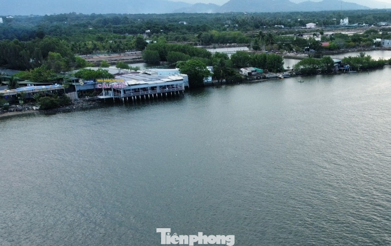 Nhiều hộ dân xây dựng lấn ra đầm Thuỷ Triều chưa bị chính quyền địa phương xử lý.