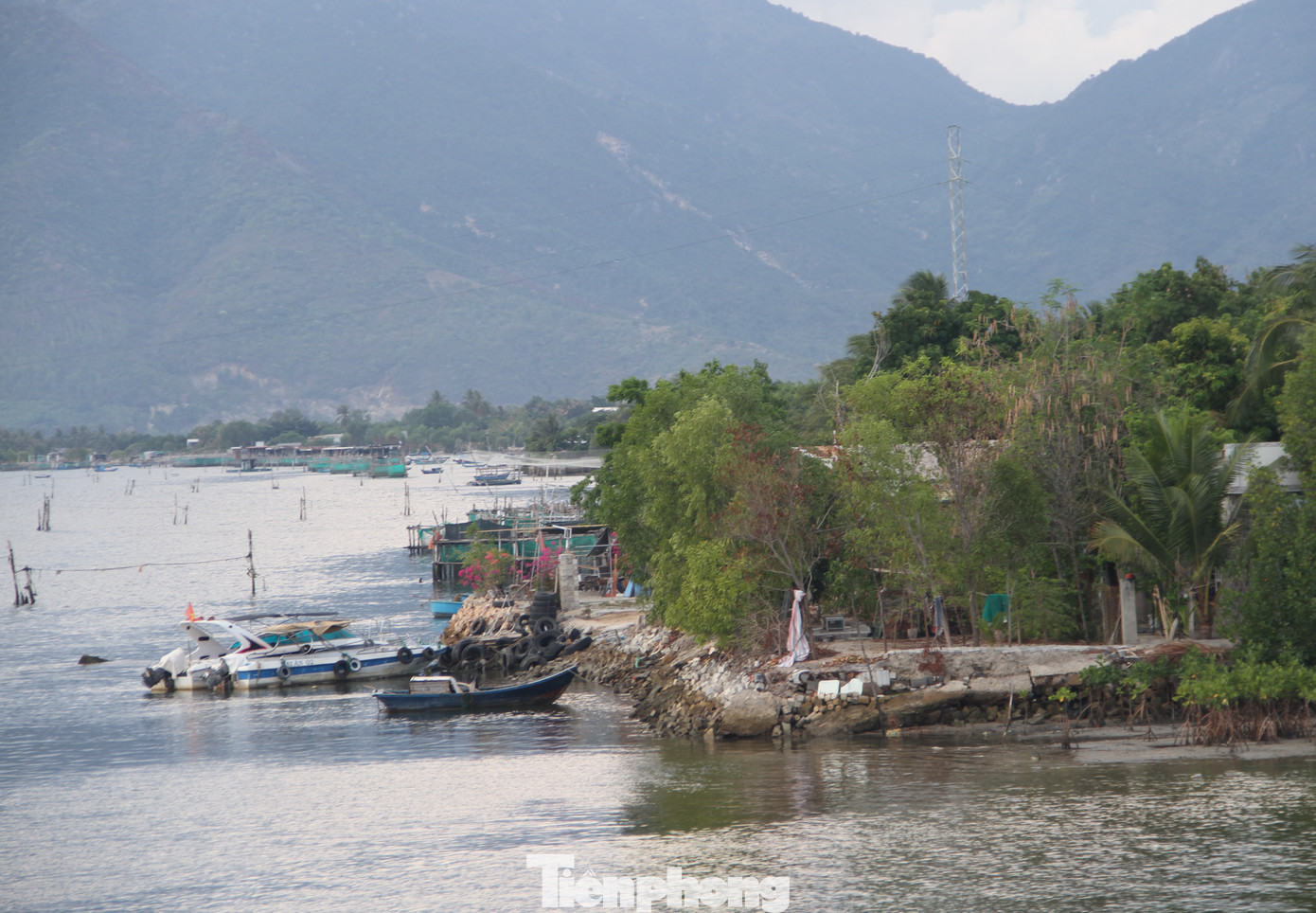 Khu đất của nhà hàng Bến Phà cũ (xã Cam Hải Đông) xây dựng lấn ra đầm.