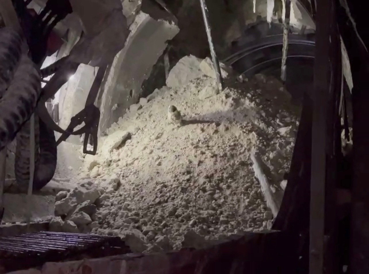 Đất đá sạt lở che lấp hầm đường sắt Chí Thạnh ở tỉnh Phú Yên. Đất đá sạt lở che lấp hầm đường sắt Chí Thạnh ở tỉnh Phú Yên.