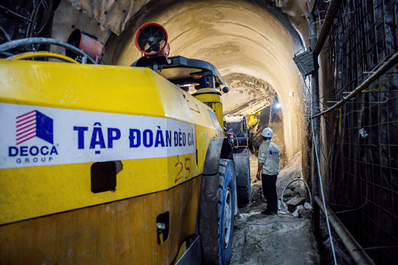 Máy móc hiện đại đã được đưa đến hầm Chí Thạnh để khắc phục việc sụt lở.