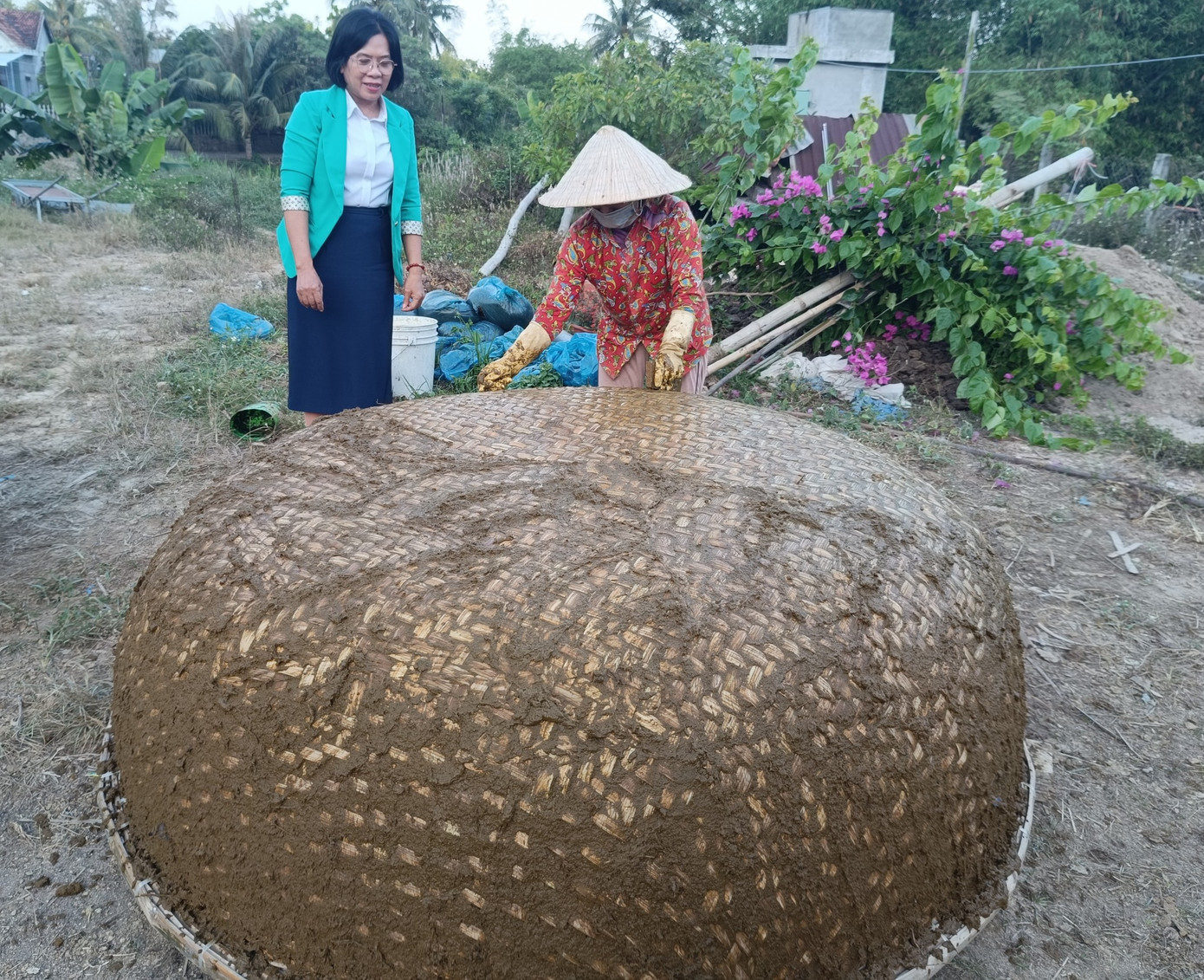 Bà Phan Thị Hồng Tuyết (ảnh trái, Phó Chủ tịch UBND xã An Dân) cho biết: Tại địa phương hiện còn khoảng 10 hộ làm nghề sản xuất thúng chai và đã xuất khẩu đi nhiều nước trên thế giới.
