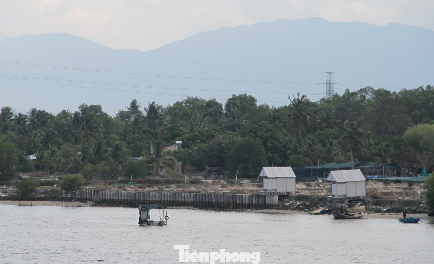 Một khu đất khác cạnh nhà hàng Bến Phà (thị trấn Cam Đức) có hiện tượng xây lấn ra đầm.