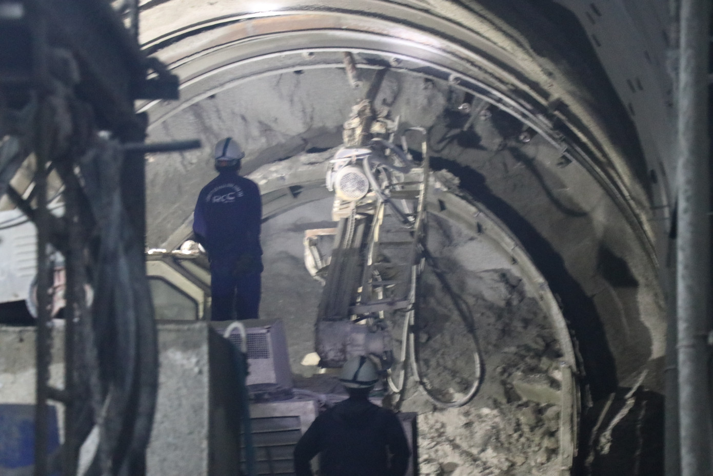 Công nhân đưa máy móc khắc phục sự cố sụt lở hầm đường sắt Chí Thạnh. Công nhân đưa máy móc khắc phục sự cố sụt lở hầm đường sắt Chí Thạnh.