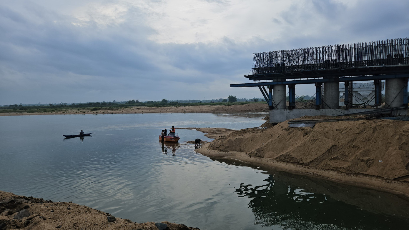 Hiện trường vụ lật ghe tại công trường thi công cao Chí Thạnh - Vân Phong.