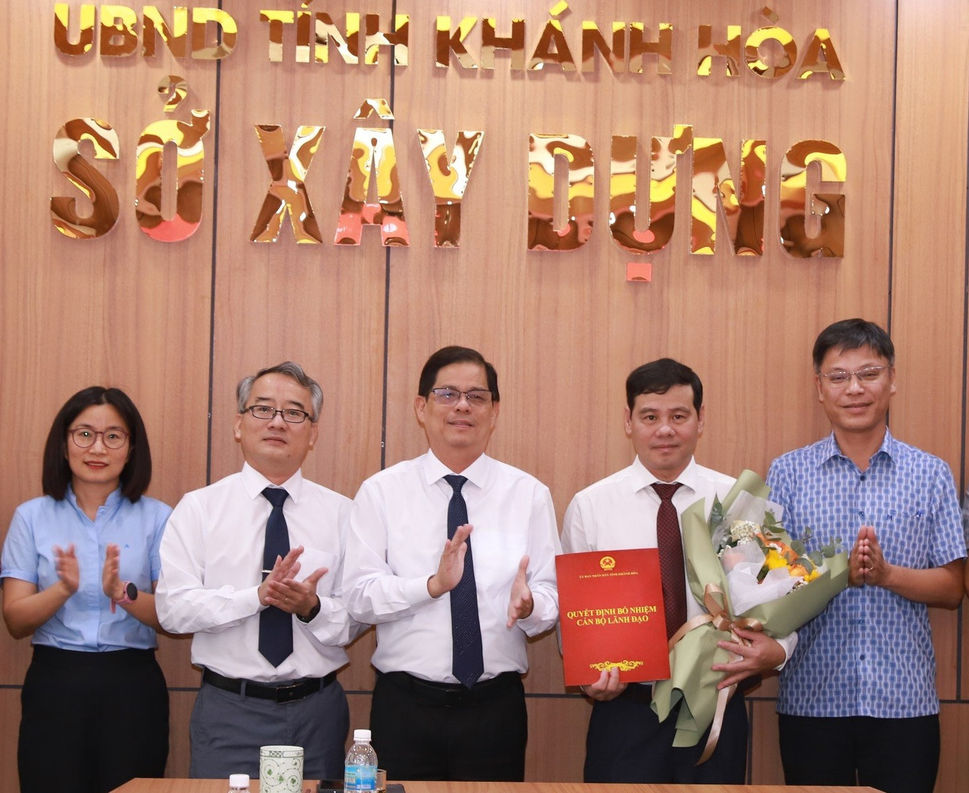 Lãnh đạo tỉnh và Đảng ủy Sở Xây dựng chúc mừng ông Trần Văn Châu (thứ 2 bên phải). Lãnh đạo tỉnh và Đảng ủy Sở Xây dựng chúc mừng ông Trần Văn Châu (thứ 2 bên phải).