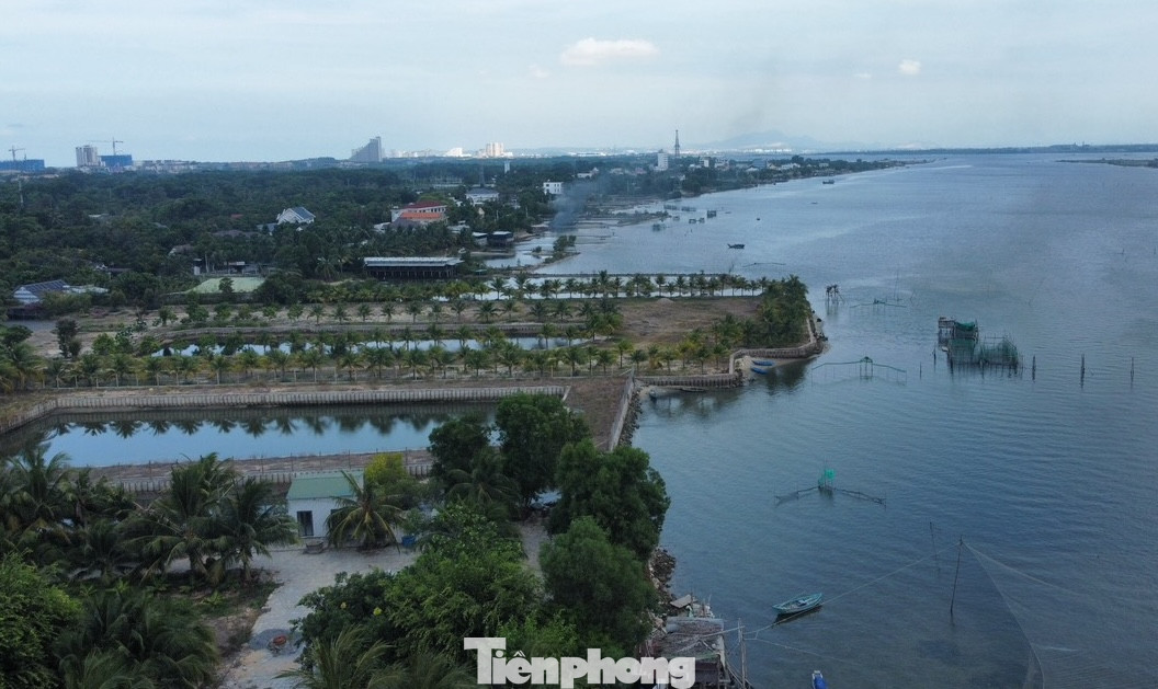 Một khu đất cạnh nhà hàng Biển Rừng đang xây dựng lấn ra đầm Thuỷ Triều.