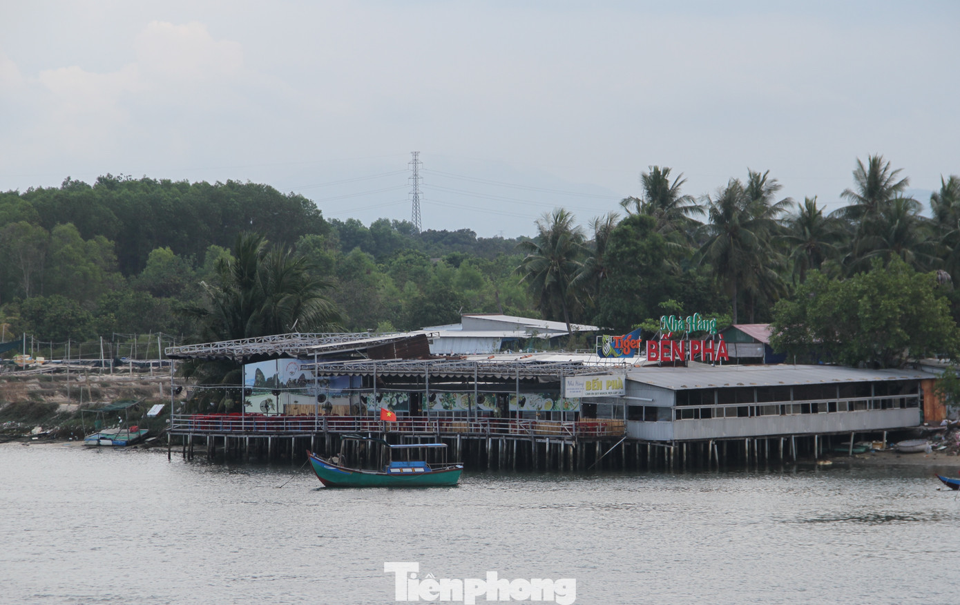 Nhà hàng Bến Phà (ở thị trấn Cam Đức) vẫn chưa bị tháo dỡ phần lấn chiếm đầm Thuỷ Triều.