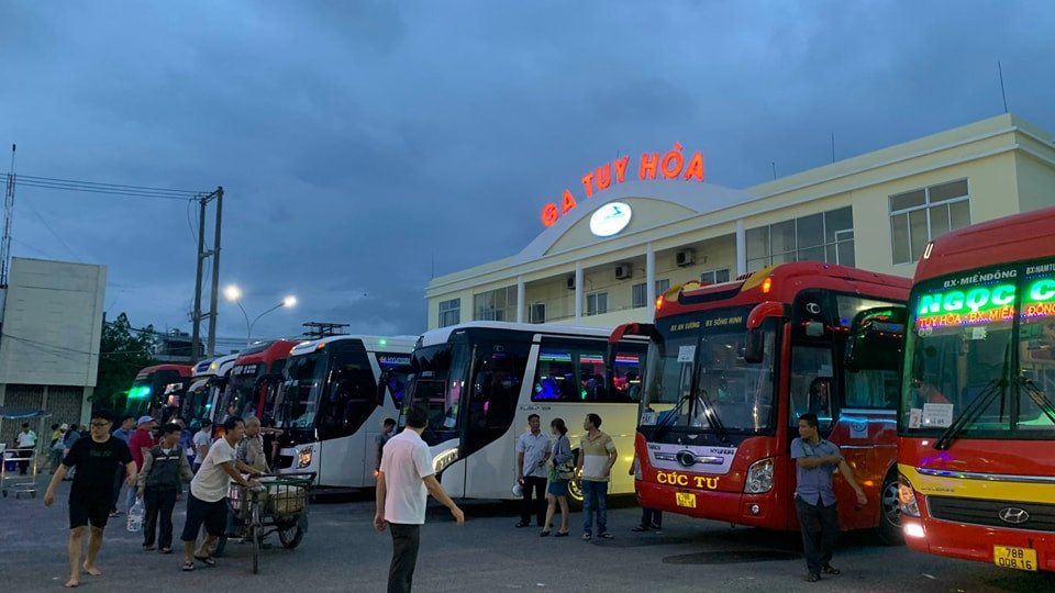 Ngành đường sắt huy động xe ô tô chở khách từ ga Tuy Hòa đi ga La Hai. Ảnh: M.N. Ngành đường sắt huy động xe ô tô chở khách từ ga Tuy Hòa đi ga La Hai. Ảnh: M.N.