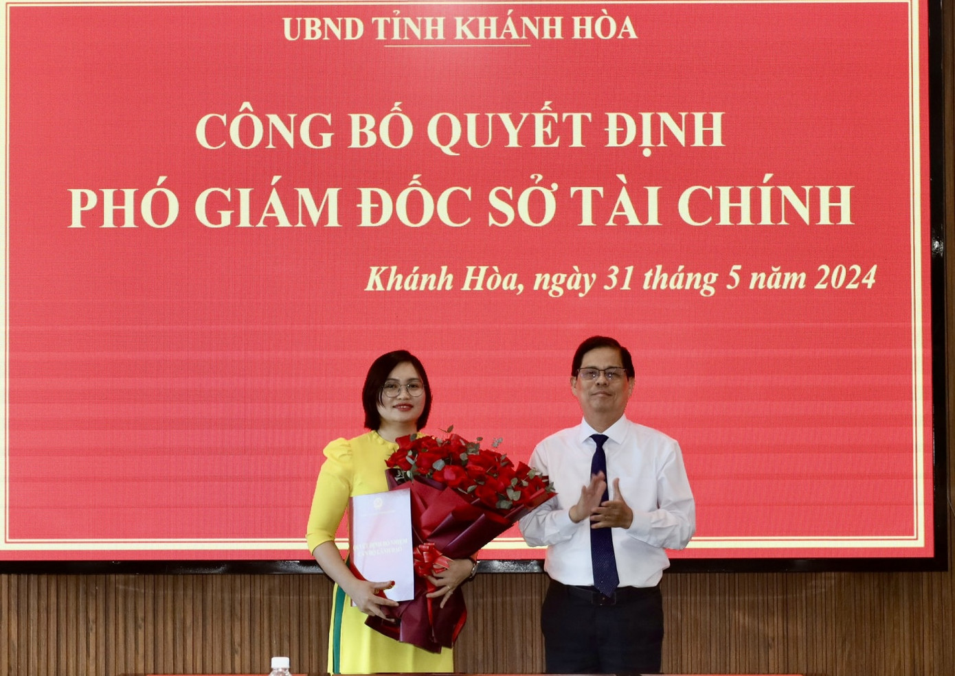 Ông Nguyễn Tấn Tuân trao quyết định cho bà Trần Thị Ngọc Giàu (ảnh trái). Ảnh: H.Dung. Ông Nguyễn Tấn Tuân trao quyết định cho bà Trần Thị Ngọc Giàu (ảnh trái). Ảnh: H.Dung.