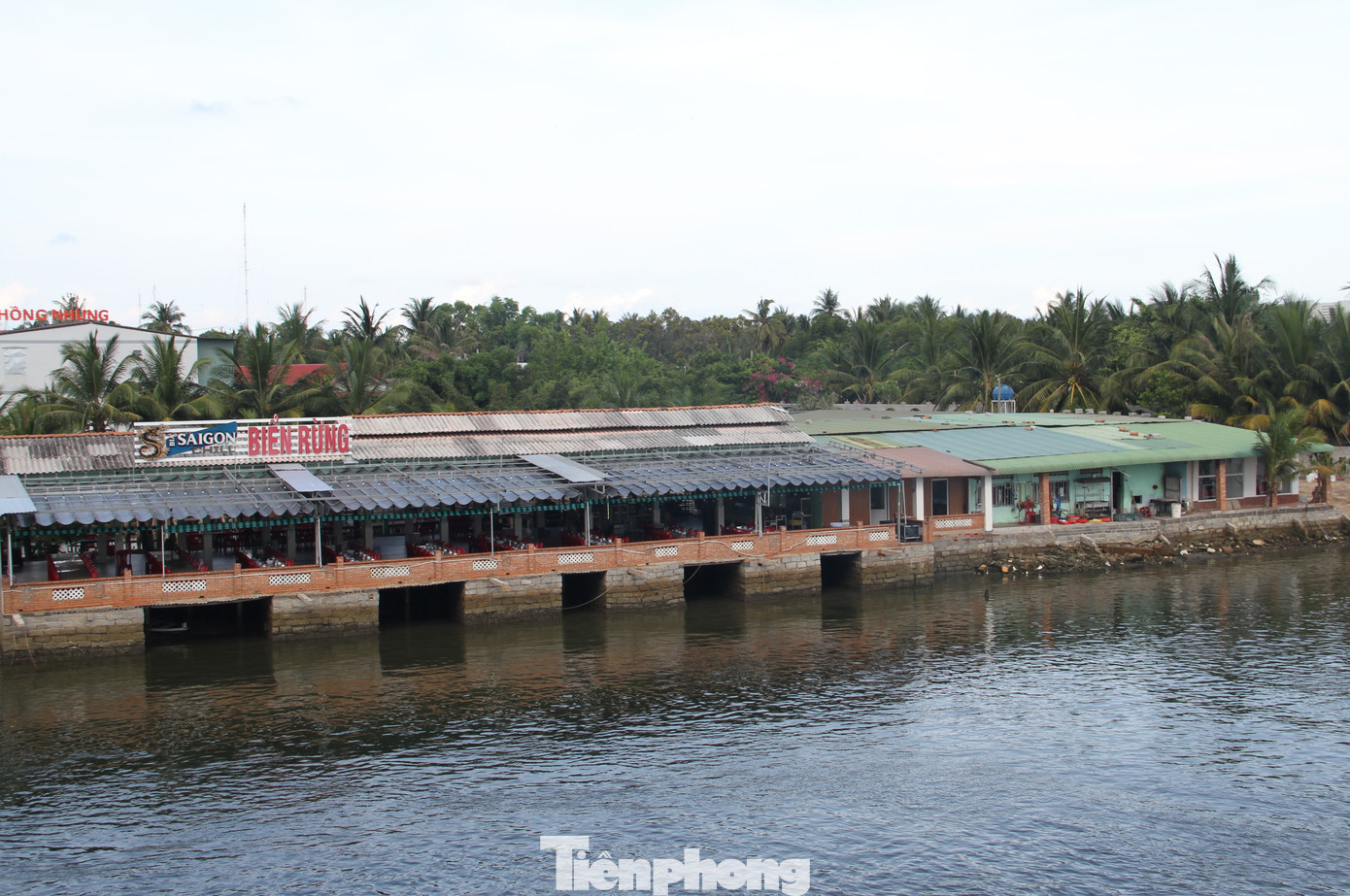 Nhà hàng Biển Rừng (xã Cam Hải Đông) xây dựng nhiều hạng mục lấn chiếm đầm Thuỷ Triều.