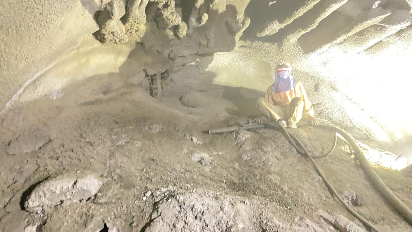 Nhiều khối lượng đất đá đang vùi lấp kín hầm đường sắt Chí Thạnh.