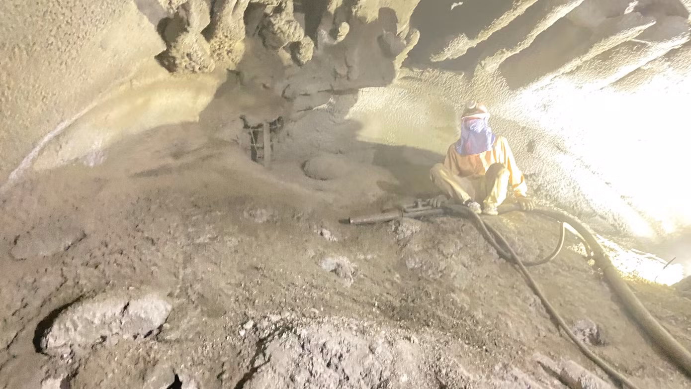 Nhiều khối lượng đất đá đang vùi lấp kín hầm đường sắt Chí Thạnh.