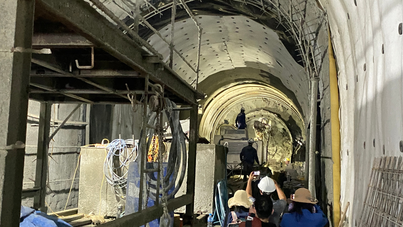 Công nhân nổ lực khắc phục sự cố sụt lở hầm đường sắt Chí Thạnh. Công nhân nổ lực khắc phục sự cố sụt lở hầm đường sắt Chí Thạnh.